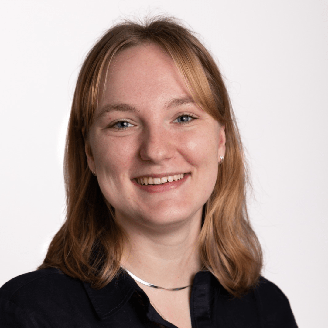 Profielfoto van Kiki Zwinkels met een zwart bovenstuk en witte achtergrond