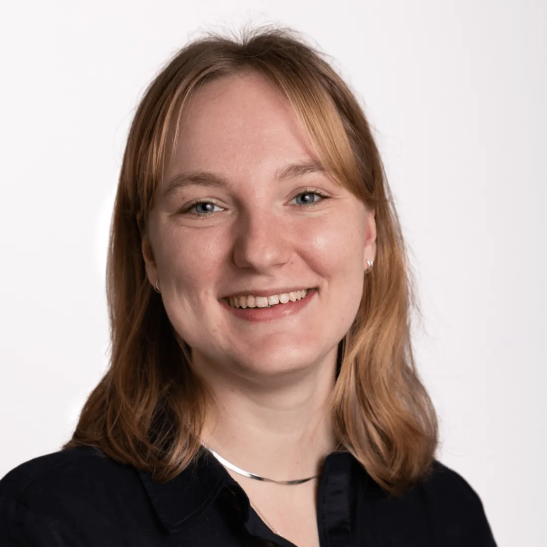 Profielfoto van Kiki Zwinkels met een zwart bovenstuk en witte achtergrond