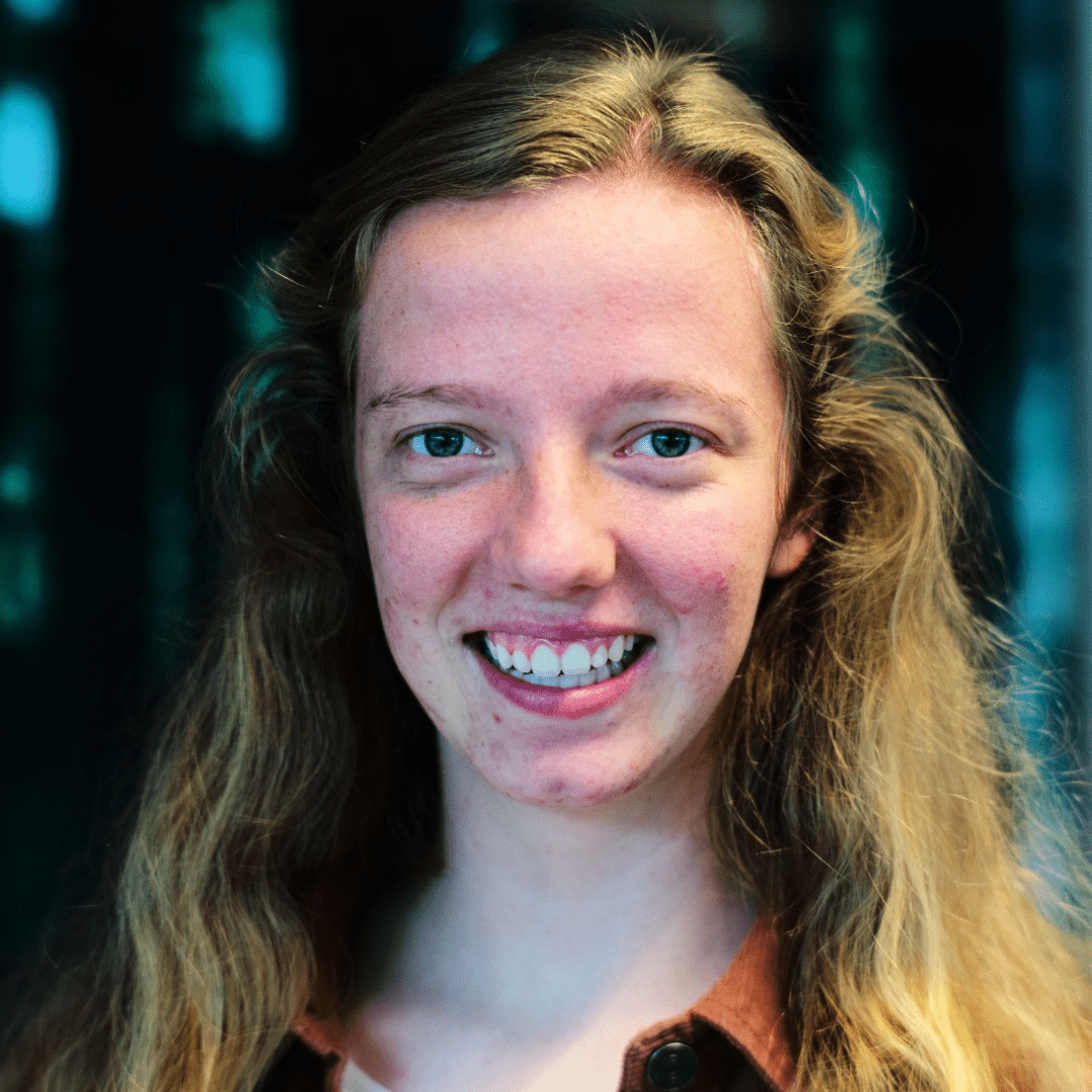 Profielfoto van Leonie Ros met een wazige achtergrond