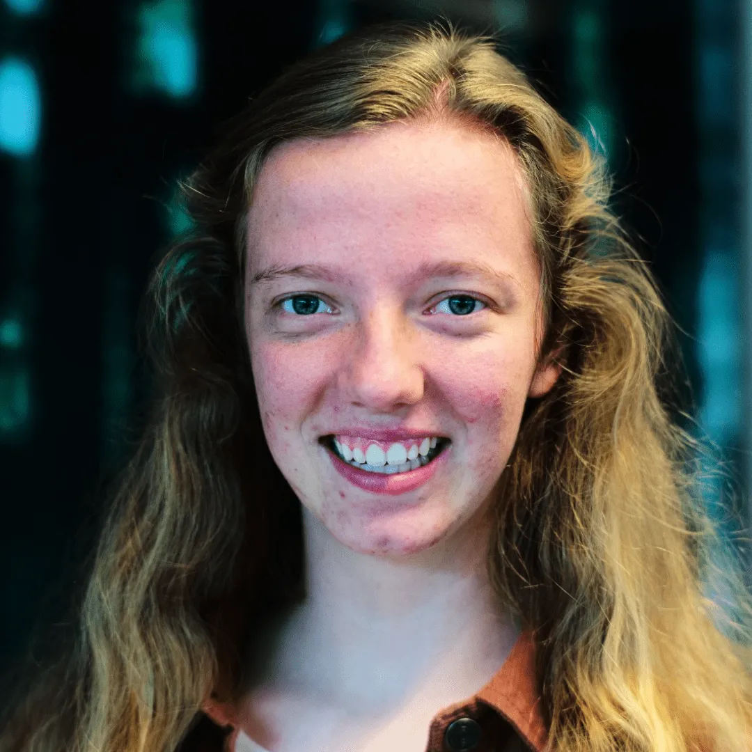 Profielfoto van Leonie Ros met een wazige achtergrond