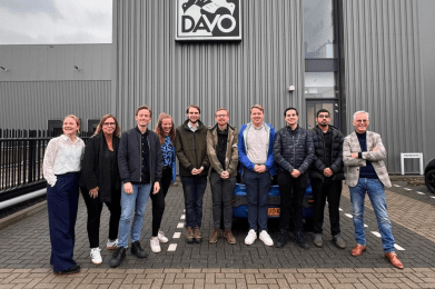 Een groep mensen voor een distributiecentrum van "DAVO"