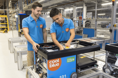 Monteurs werken aan technische installatie van Coolbue