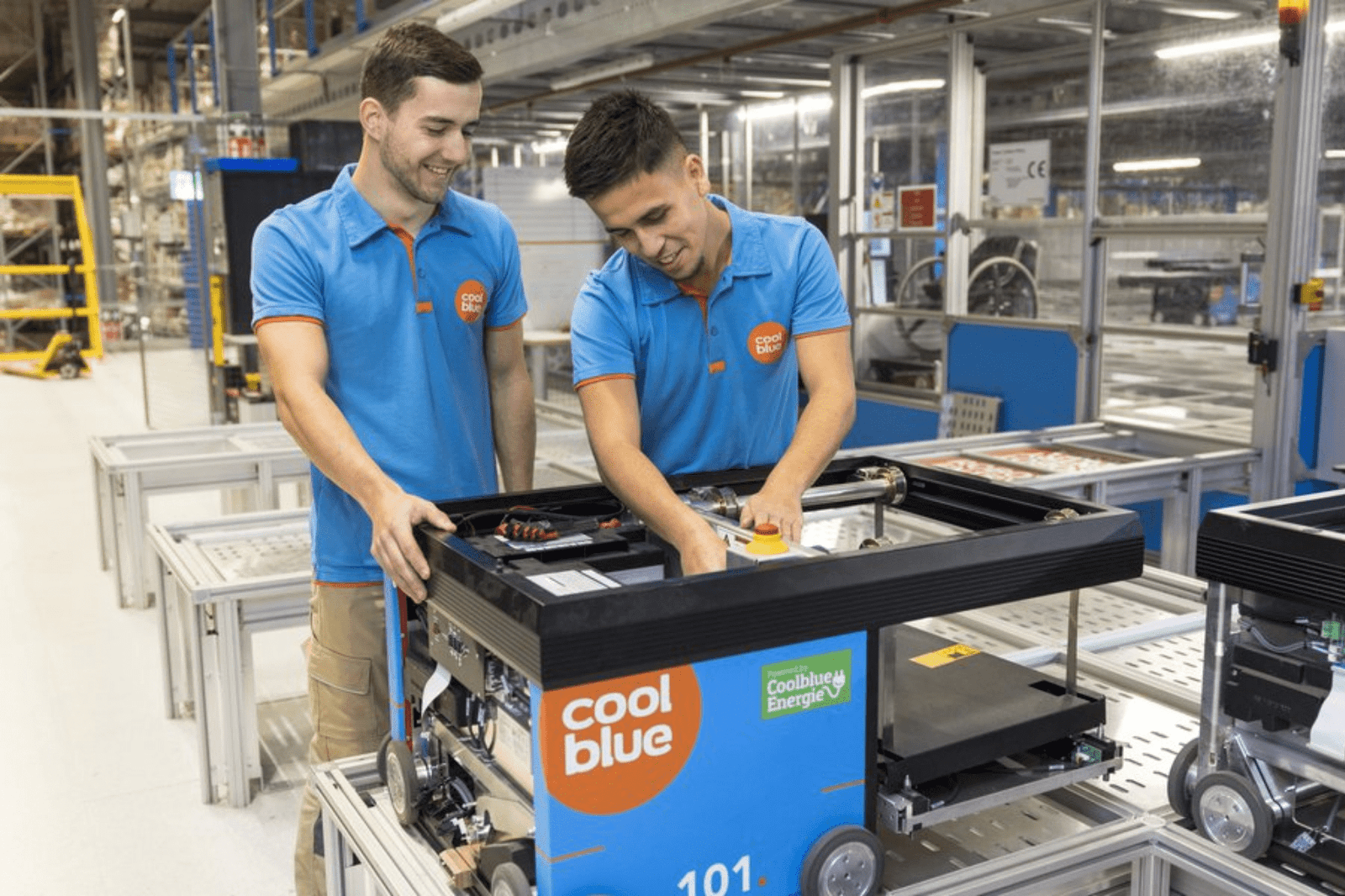 Monteurs werken aan technische installatie van Coolbue