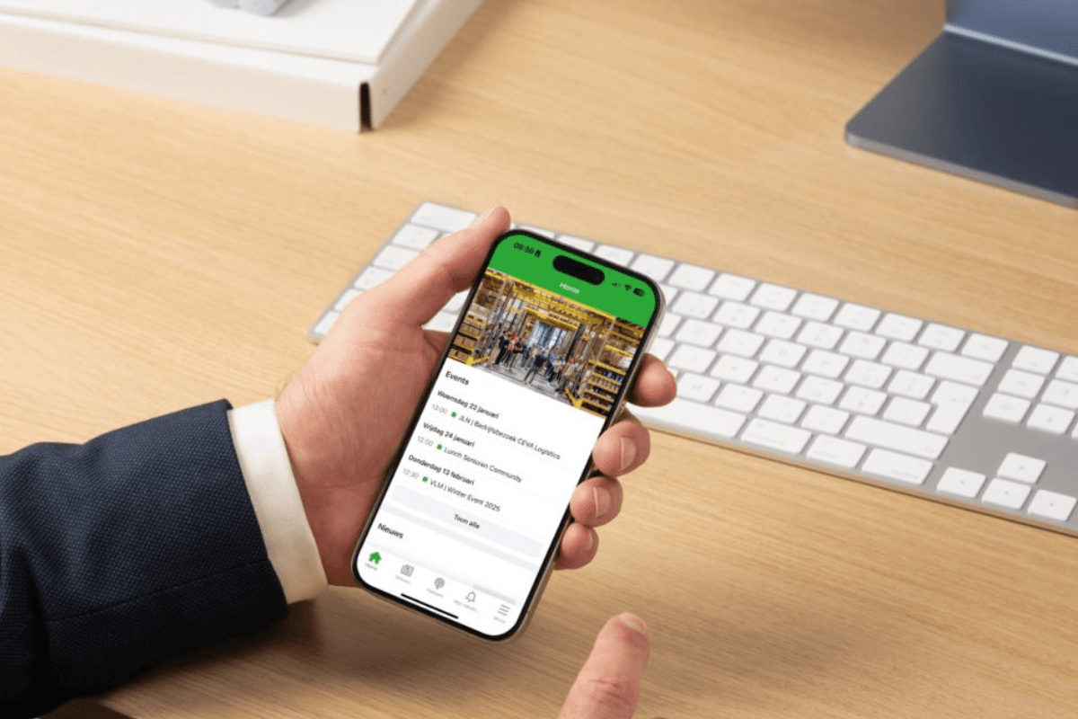 Telefoon met leden app boven een houten tafel en toetsenbord