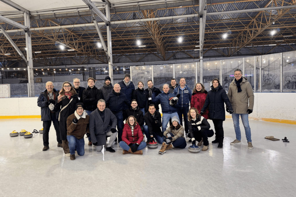 Groepsfoto op ijsbaan tijdens winterevent VLM