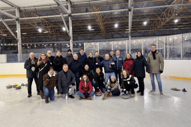 Groepsfoto op ijsbaan tijdens winterevent VLM