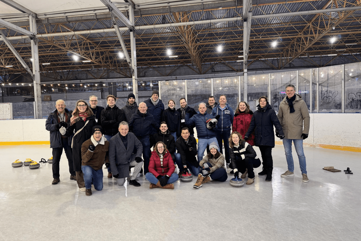 Groepsfoto op ijsbaan tijdens winterevent VLM