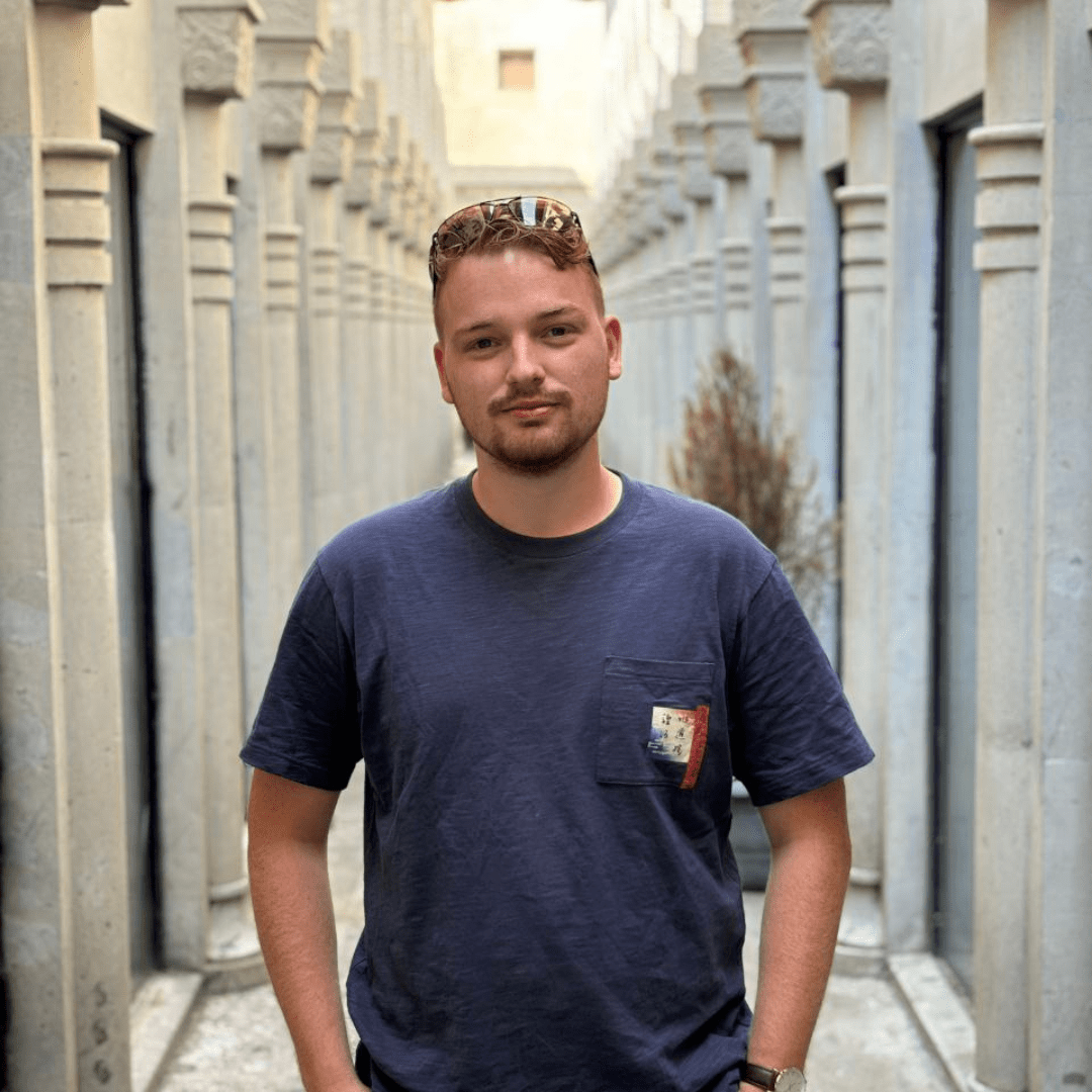 Man met blauw shirt met een zonnebril met de naam Ruben