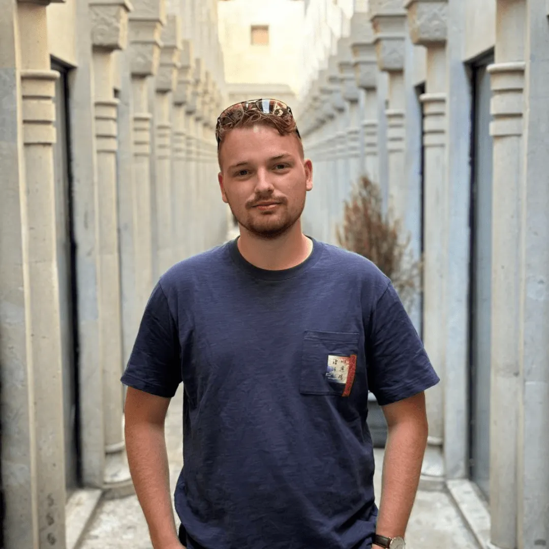 Man met blauw shirt met een zonnebril met de naam Ruben