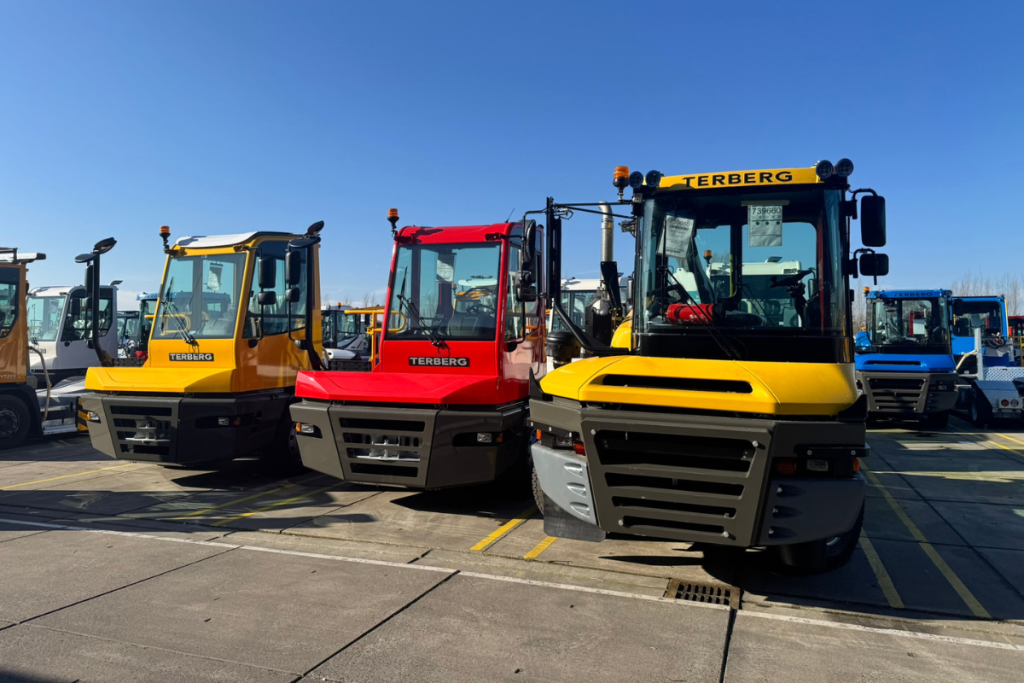 Terminal trekkers in de kleuren geel en rood van firma Terberg