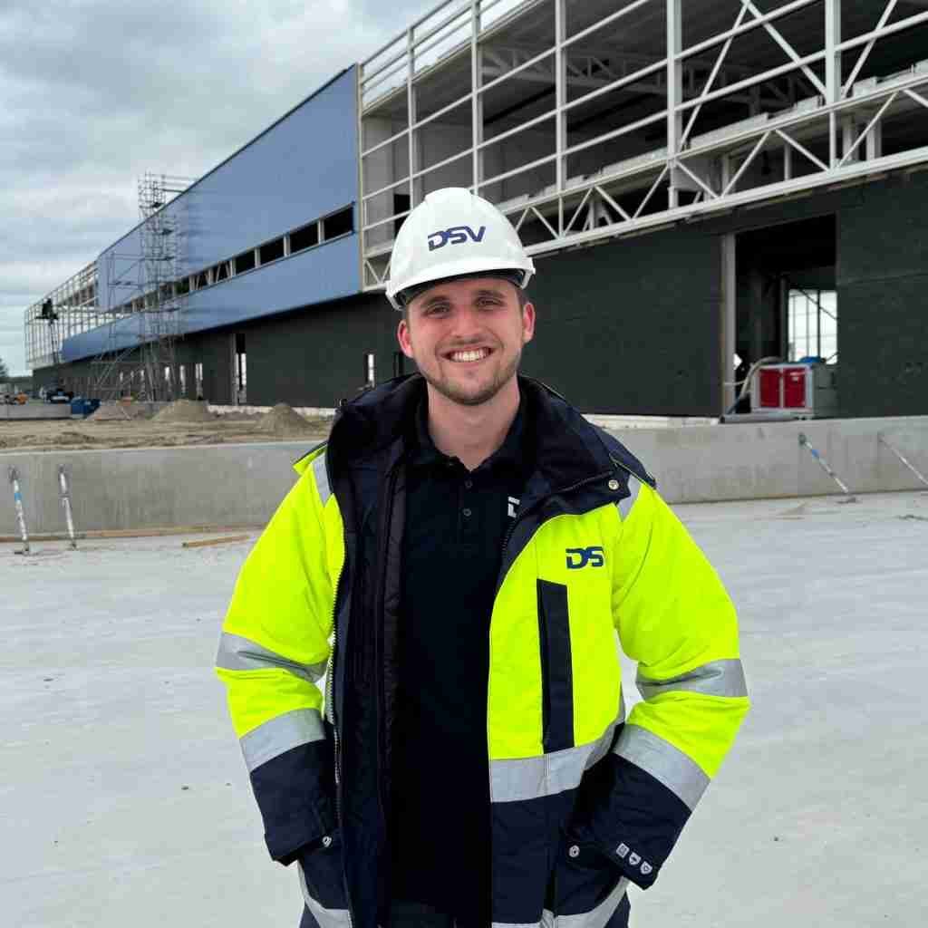 Foto van Vincent op de bouwplaats van een distributiecentrum van DSV
