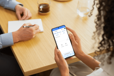 Telefoon met vertaling app boven een houten tafel