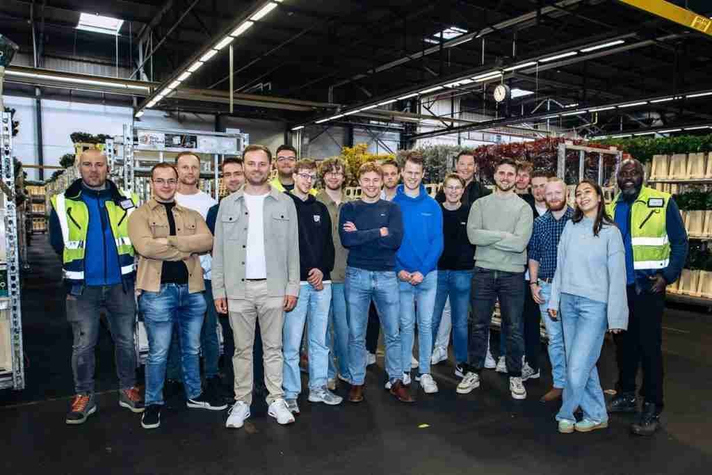 Een groep mensen poseren op de foto op de bloemenveiling van Royal FloraHolland