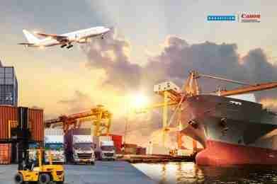 Een afbeelding van Nokavision en Canon met een vliegtuig, een schip, vrachtwagens en heftrucks in de haven met een zonsondergang