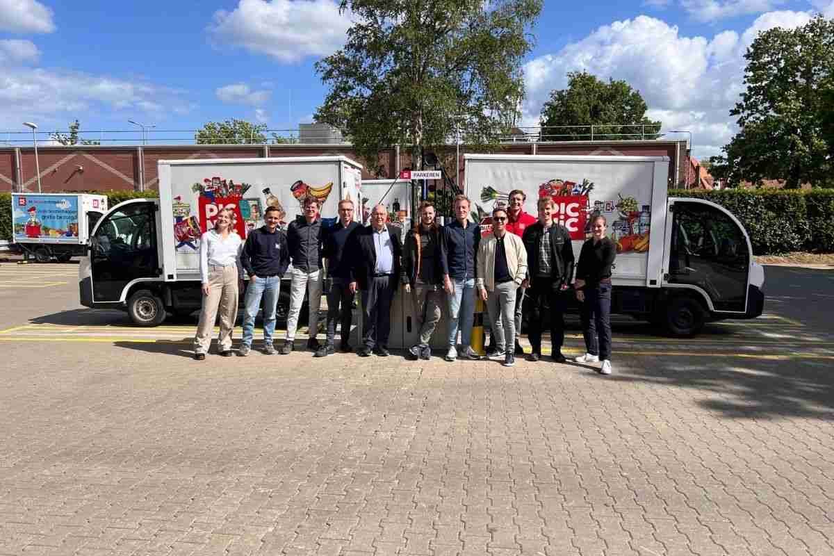 Een groepsfoto voor boodschappen auto's van Picnic