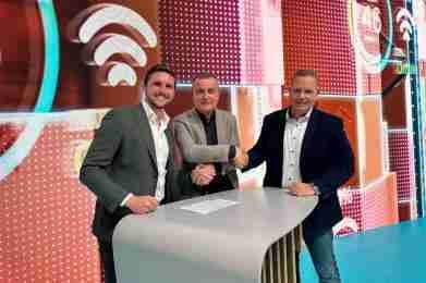 Personen schudden elkaar de hand met een rode achtergrond en blauwe ondergrond