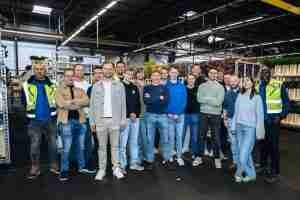 Een groep mensen poseren op de foto op de bloemenveiling van Royal FloraHolland