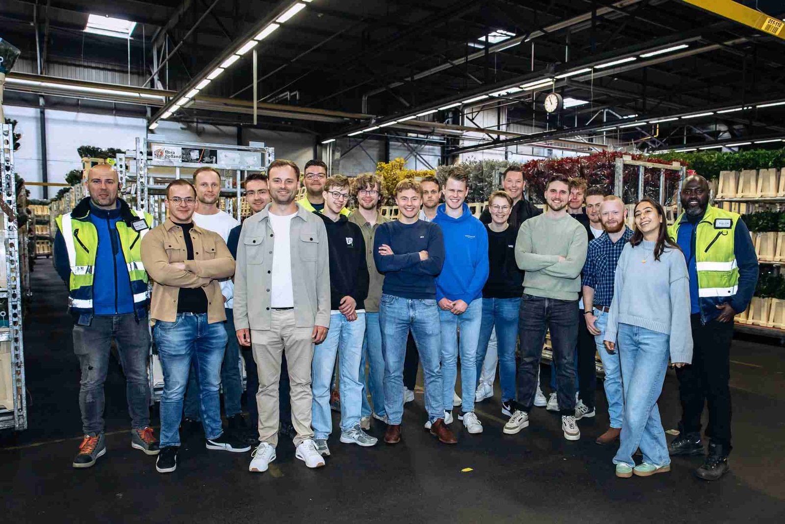 Een groep mensen poseren op de foto op de bloemenveiling van Royal FloraHolland